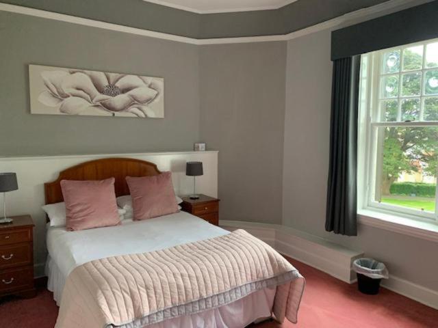 Oyo Dunmar House Hotel Alloa Bagian luar foto